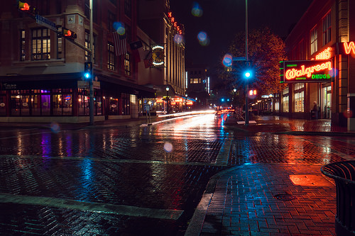 雨が降る夜の街