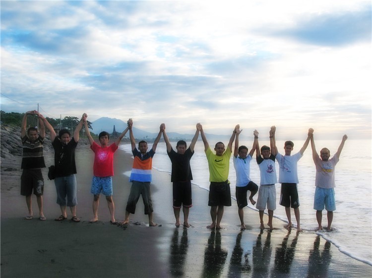 海岸　手をつなぐ人々