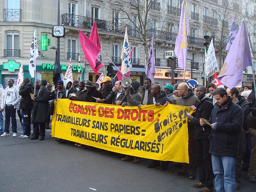 抗議デモをする人々