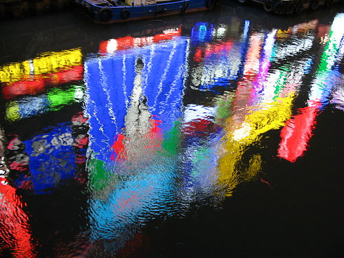 大阪、道頓堀の水面に映るグリコマーク