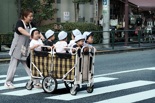 保育士さんと子供たち