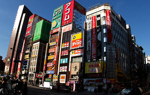 日本、繁華街の雑居ビル