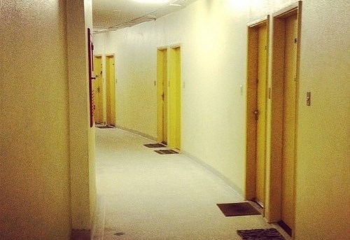 建物内の廊下とドア（切り取り）