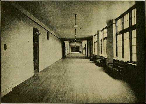 20世紀初頭の高校の廊下